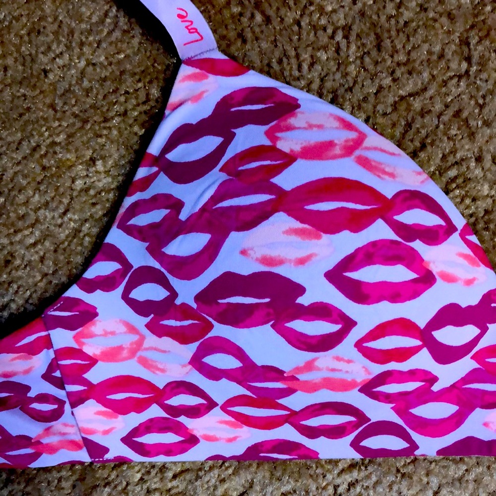Victoria’s Secret t-shirt lightly lined wireless bra